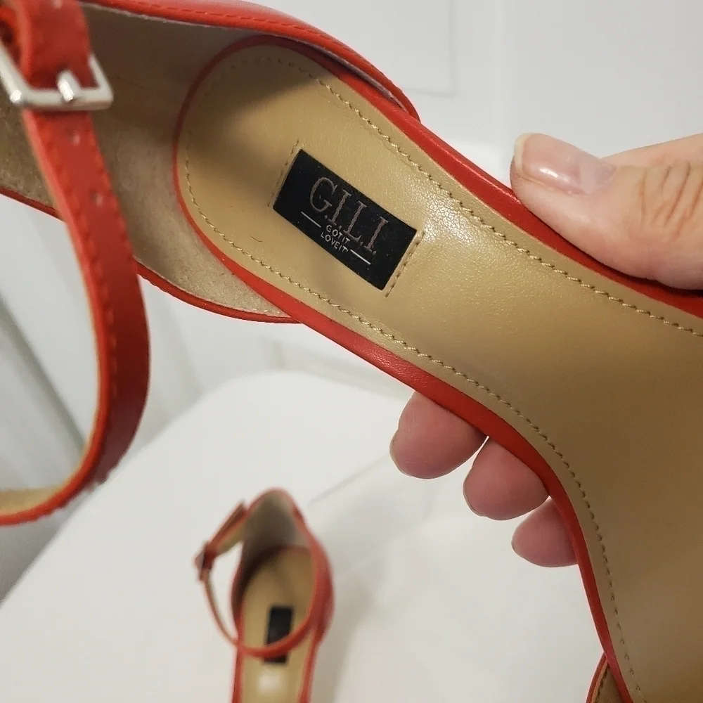 EUC G.I.L.I New York Red Floral Gliona Ankle Strap Heel Sandals Size 6, chic